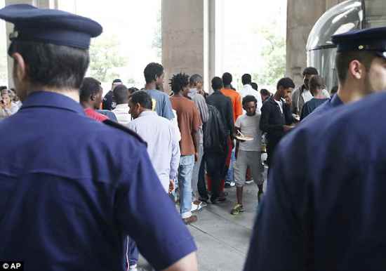 DM299C95E100000578-3124612-image-a-19_1434367397296