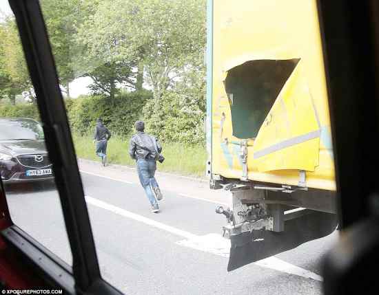 camion298067F200000578-3118138-Members_of_the_gang_are_pictured_as_they_burst_free_of_the_lorry-a-4_1433937282451