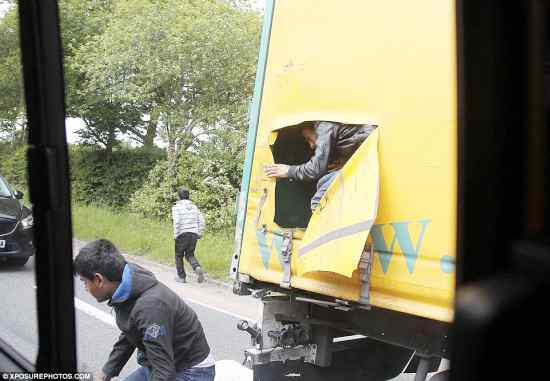 camion29806A9800000578-3118138-Members_of_the_gang_burst_free_of_the_vehicle_and_dash_into_the_-a-5_1433937292583