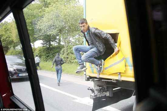 camion29806AE800000578-3118138-This_is_the_moment_men_thought_to_be_immigrants_cut_their_way_ou-a-1_1433937232772