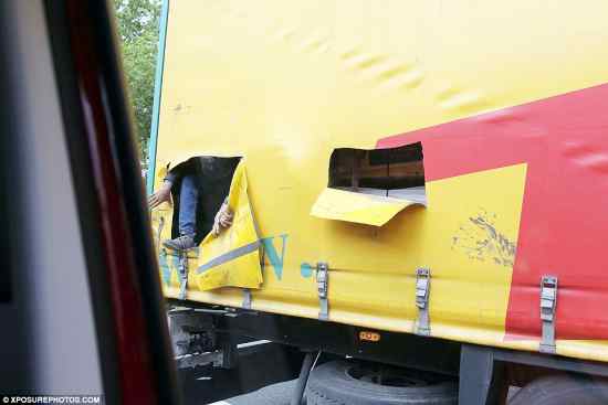 camion29806B1000000578-3118138-The_men_cut_holes_in_the_side_of_the_lorry_which_had_a_Romanian_-a-2_1433937256324