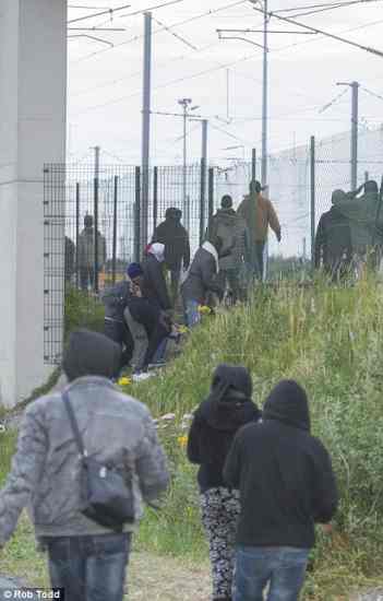 calais2AF1BA4600000578-3179285-Home_Secretary_Theresa_May_called_for_an_urgent_security_review_-a-16_1438241273635