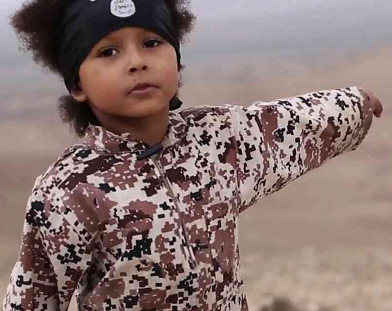 isisgb2FC4B91F00000578-3382779-A_suspected_British_boy_pictured_has_threatened_the_UK_with_new_-m-32_1451834943597