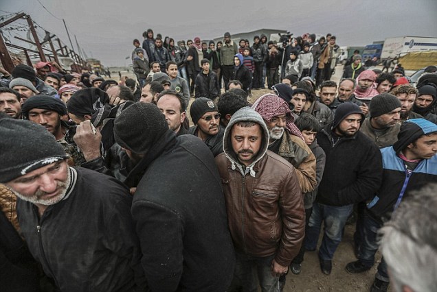 'PROFUGHI' IN FUGA DA ALEPPO, IN ATTESA DI PASSARE IL CONFINE TURCO