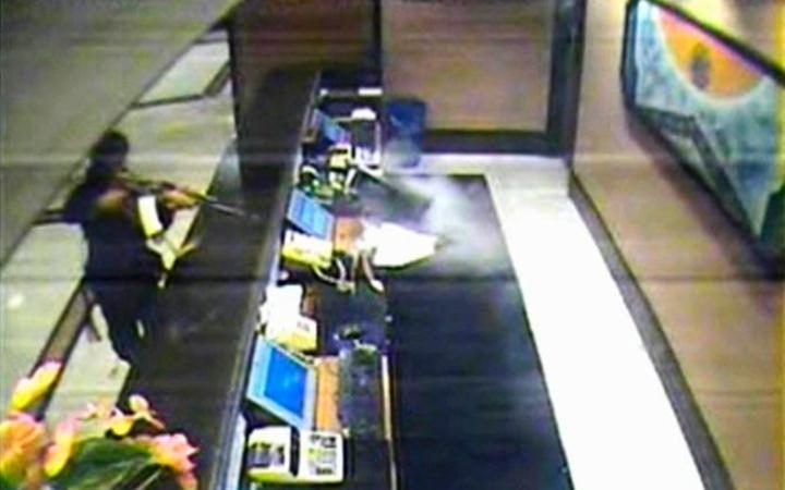 Un uomo armato spara all’Hotel Trident di Mumbai nel 2008