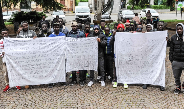 samarate varese profughi all'esterno del municipio