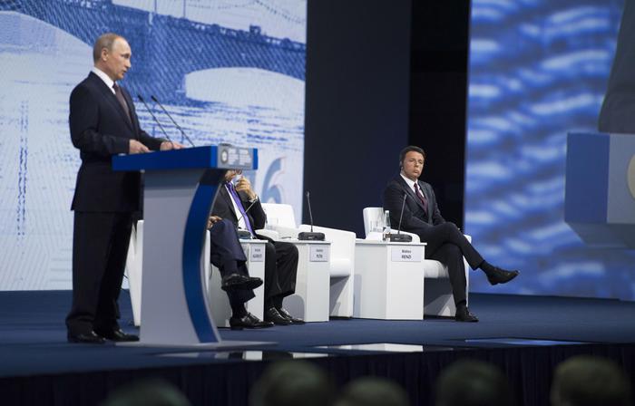 Matteo Renzi non riesce ad assumere un'espressione intelligente, nemmeno mentre ascolta l'intervento del presidente russo Vladimir Putin all'assemblea plenaria del Business Forum, San Pietroburgo.
