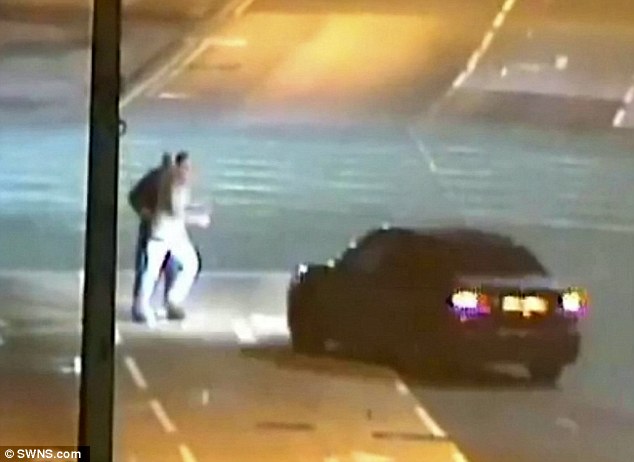 3961d32200000578-3838193-image-a-26_1476448472643