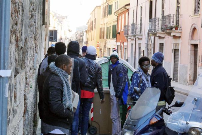 20170103 Verona Proteste di profughi ospiti dell'ostello di Santa Chiara Foto Angelo Sartori - 20170103 Verona Proteste di profughi ospiti dell'ostello di Santa Chiara - fotografo: sartori