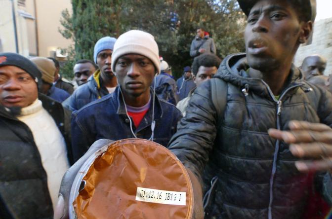 20170103 Verona Proteste di profughi ospiti dell'ostello di Santa Chiara Foto Angelo Sartori - 20170103 Verona Proteste di profughi ospiti dell'ostello di Santa Chiara - fotografo: sartori