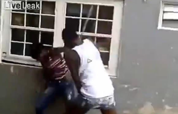 Sud Africa: giornalista rapinato in diretta Tv – VIDEO