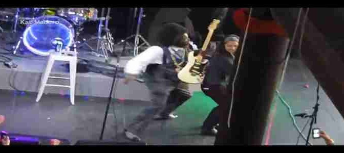 Rapper aggredisce barbaramente donna sul palco – VIDEO