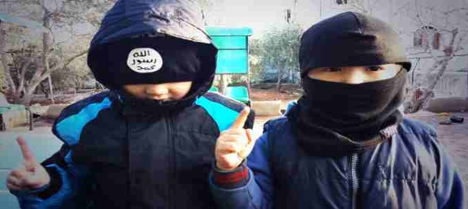 Bambini islamici ‘giocano’ alle decapitazioni – VIDEO
