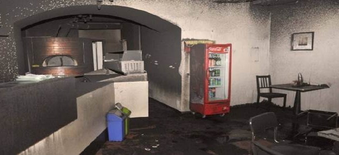 Rifiuta di togliere crocifisso: pizzeria devastata da incendio