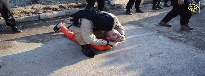 ISIS fa ‘auguri’ per il nuovo anno curdo: decapitando 3 curdi – VIDEO CHOC