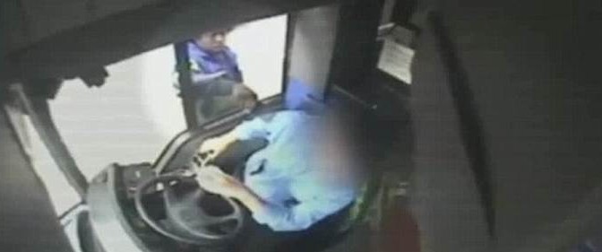 Africana con bambino accoltella autista in un occhio – VIDEO