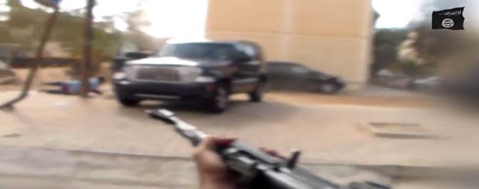 Libia, caccia agli ‘infedeli’: islamici sparano a passanti – VIDEO
