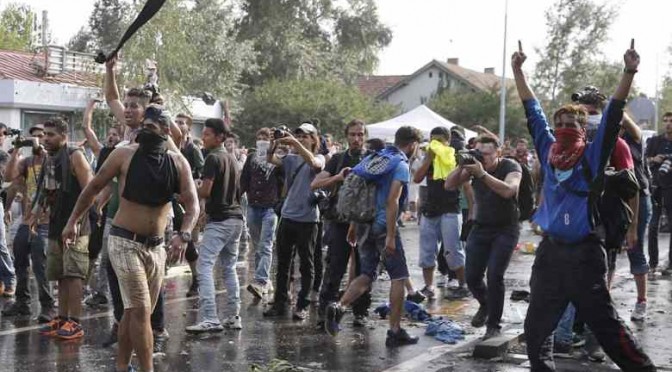 Profughi strappano Bibbie, picchiano gay e stuprano donne e bimbi