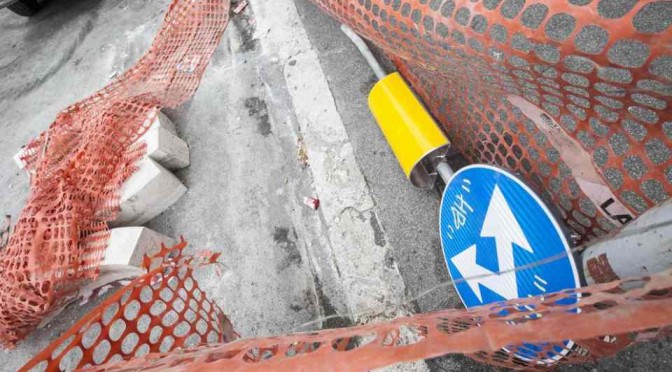 Roma: Marino sbaglia misure, spartitraffico appena costruito già demolito – FOTO