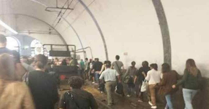 Roma: cittadini a piedi sui binari, dopo ‘cambio orari’