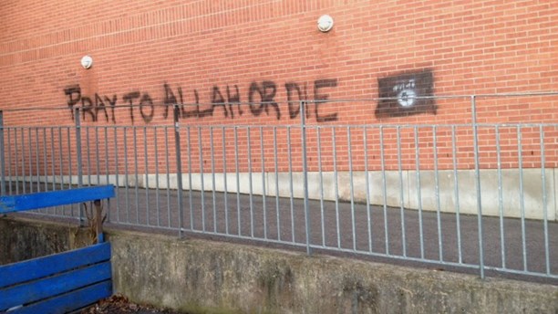 “Pregate Allah o morte” su muro scuola – FOTO