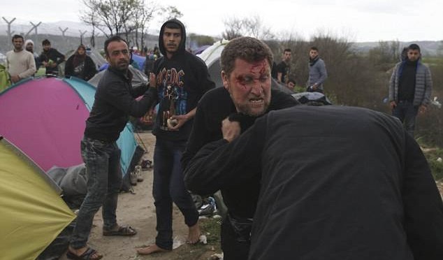 I ‘profughi’ si affrontano a colpi di pietre a confine greco macedone – FOTO