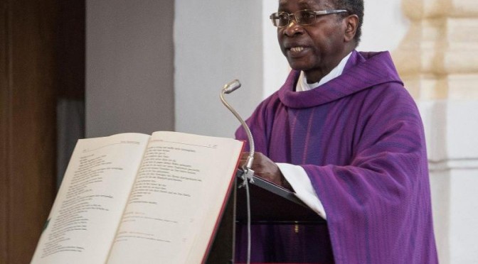 Prete africano predica a favore invasione: fedeli lo cacciano