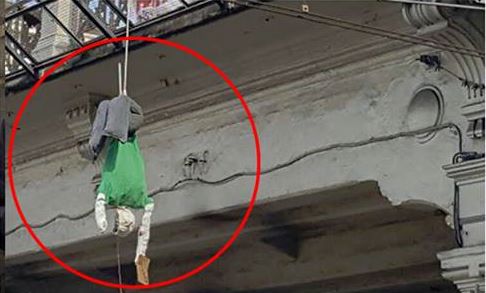 Centri Sociali ‘impiccano’ Salvini a testa in giù