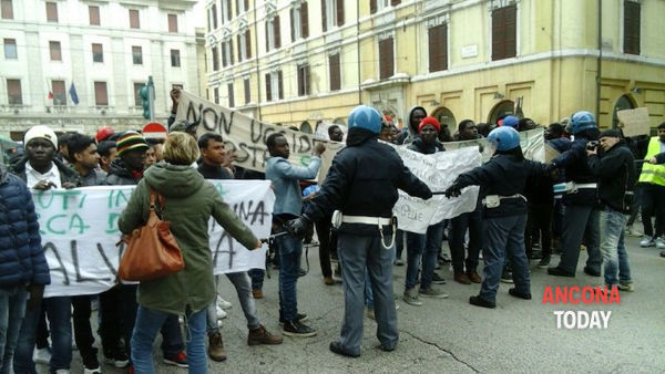 Ancona, Clandestini bloccano auto: “La prossima volta sarà molto peggio”