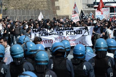 Napoli: scontri tra sinistrati, pietre contro agenti