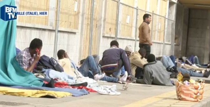 Clandestini tornano ad infestare Ventimiglia: immagini fanno il giro del mondo – VIDEO