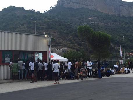 VENTIMIGLIA: 750 AFRICANI GOZZOVIGLIANO A SPESE NOSTRE IN CASETTE TOLTE AI TERREMOTATI