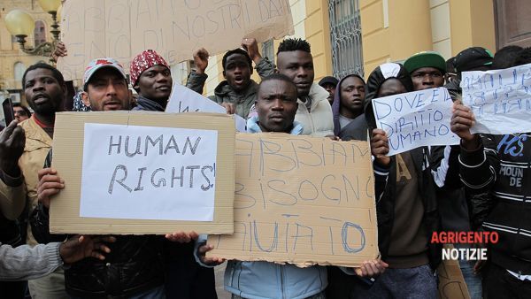 PROFUGHI SEQUESTRANO VOLONTARIE: “CUCINATE DA FARE SCHIFO”