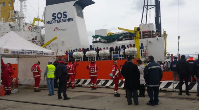 Scafisti privati scaricano 302 clandestini a Messina, infetti a bordo