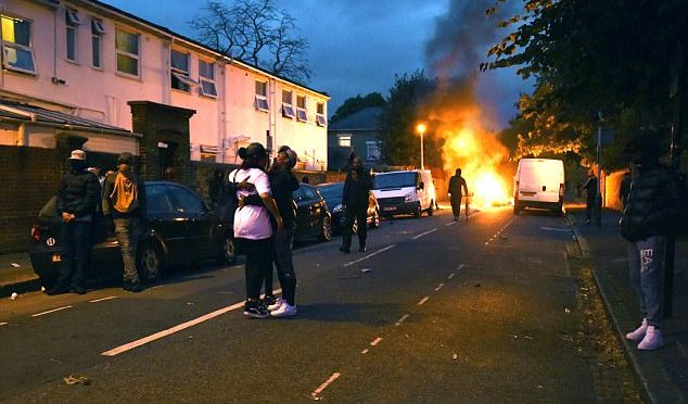 SCONTRI RAZZIALI A LONDRA, AUTO IN FIAMME