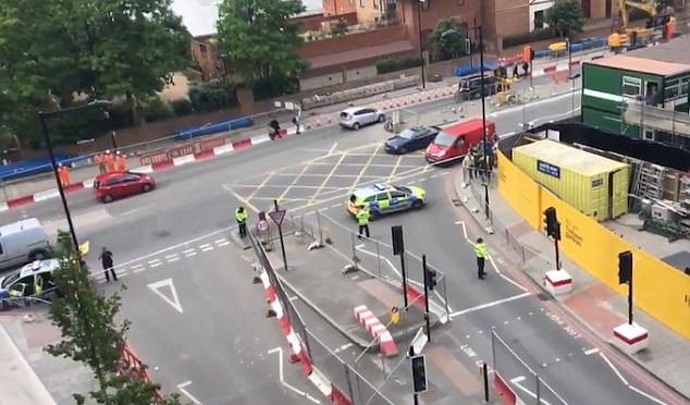 Londra, polizia fa esplodere due auto davanti ambasciata Usa – VIDEO