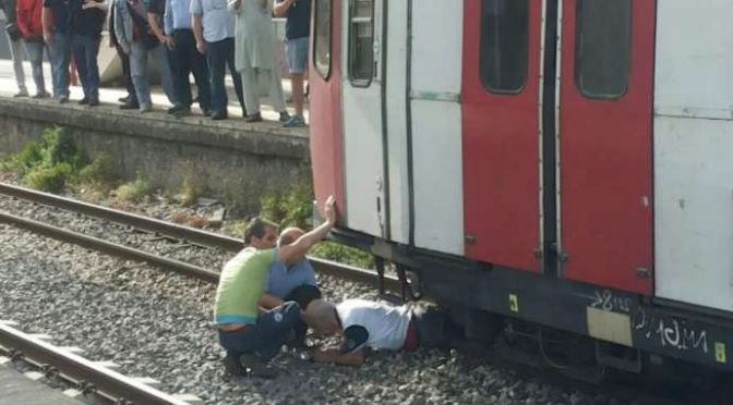 Richiedenti asilo spingono uomo sotto un treno: investito