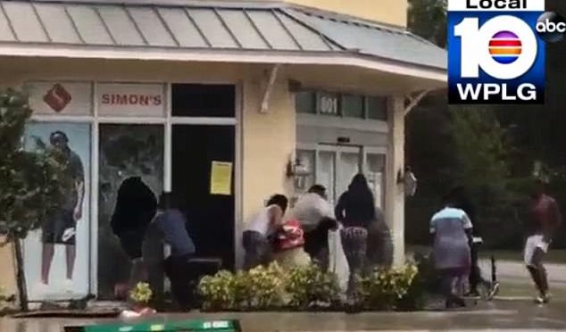 Florida, dopo uragano Irma arrivano gli sciacalli neri: saccheggio – VIDEO