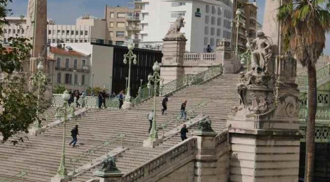 MARSIGLIA: ISLAMICO SGOZZA 2 PASSANTI AL GRIDO “ALLAH AKBAR” – IMMAGINI