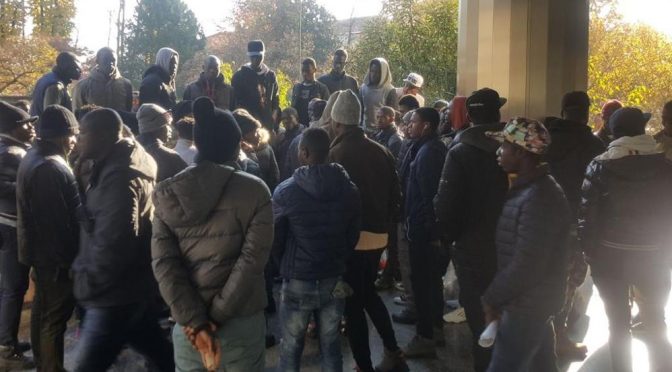 Novara, profughi assediano la Prefettura: tentano irruzione  – VIDEO