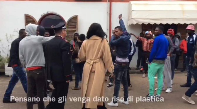 La protesta del riso, Profughi lo buttano: “E’ di plastica” – VIDEO