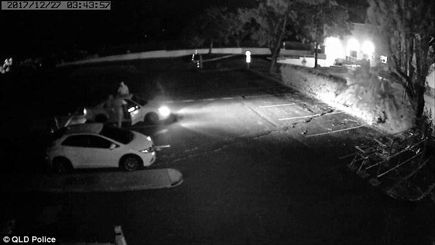 Donna in auto bastonata da 5 Africani – VIDEO