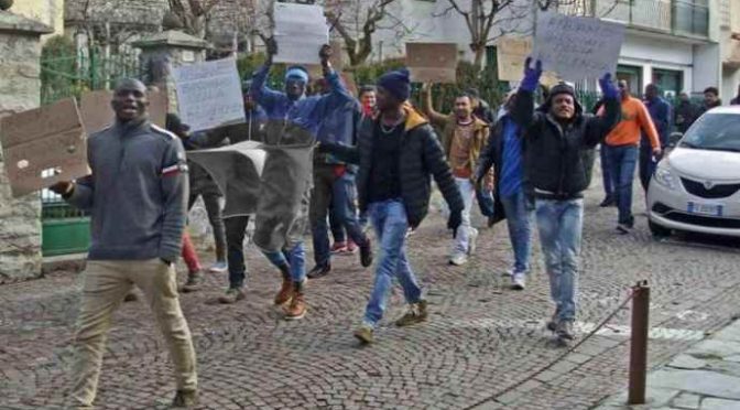 Profughi mettono a ferro e fuoco paesino, Sindaco li premia