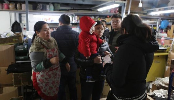 Nei capannoni cinesi che distruggono il Made in Italy – VIDEO