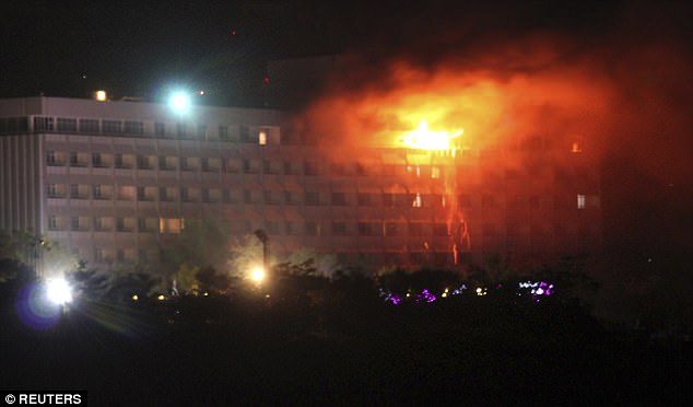 Islamici assaltano hotel, morti e stranieri lanciati dalle finestre