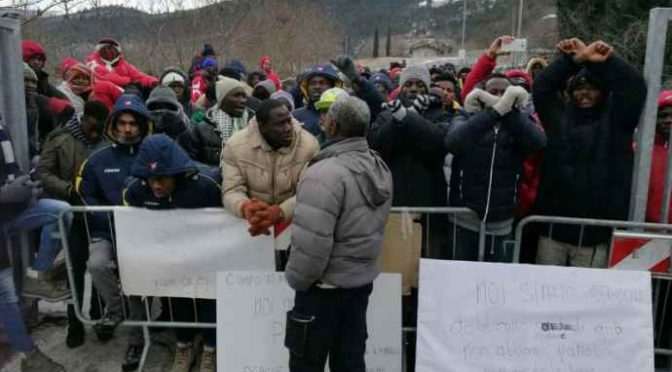 Profughi presentano lista richieste: «Niente scuola al mattino e moschea»