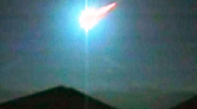 Bolide squarcia il cielo dello stretto di Messina – FOTO