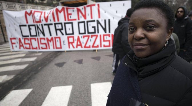 Macerata, cori choc anche contro vittime di Nassiriya: sinistrati pisciano contro momumenti