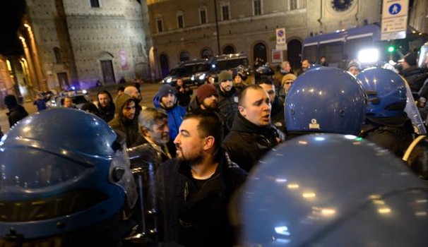 Macerata, sinistrati inneggiano alle foibe: ministro fa manganellare cittadini anti-mafia nigeriana