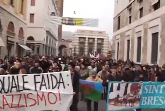 Brescia, gli Zingari in testa al corteo ‘antifascista’